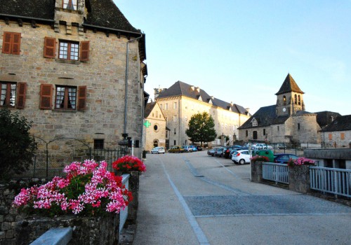 S'installer dans le village de Servières le Château