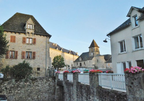S'installer dans le village de Servières le Château